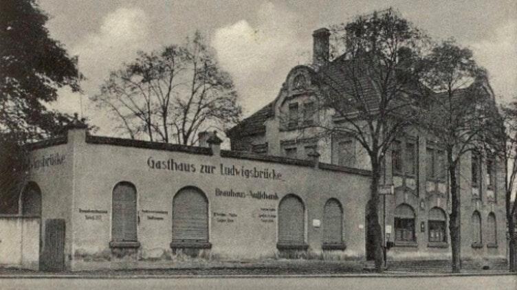 Auf dieser alten Postkarte ist das früher 'Gasthaus zur Ludwigsbrücke' zu sehen.