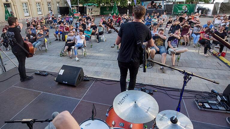 Äußerst disziplinierte Fans:  Beim Auftritt der Würzburger Rockband 'Devil May Care' zogen sich die Zuhörer beim Mitsingen der Songs ihre Masken auf oder sangen in die Armbeuge.