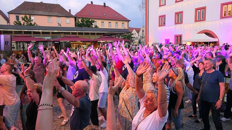 Gute Stimmung auf dem Haßfurter Marktplatz: Den Bands gelang es, das Publikum zum Mitmachen zu animieren.