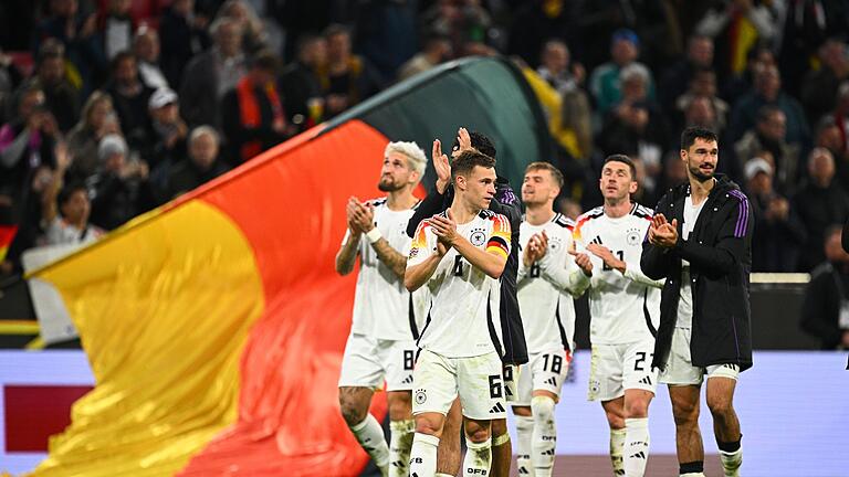 Deutschland - Niederlande       -  Glückliche deutsche Spieler um Kapitän Joshua Kimmich (vorne) auf der Jubelrunde durch das Stadion.