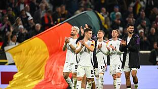 Deutschland - Niederlande       -  Glückliche deutsche Spieler um Kapitän Joshua Kimmich (vorne) auf der Jubelrunde durch das Stadion.