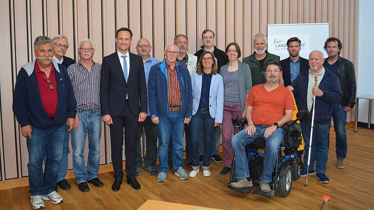 Landrat Florian Töpper (Vierter von links) und Kilian Kaschkat, Behindertenbeauftragter des Landkreises, (Dritter von rechts) luden erneut zum Runden Tisch ins Landratsamt Schweinfurt ein.