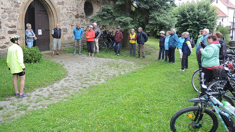 Die Rhönklub-Radwanderung zur Autobahnkirche an der A71 und nach Bibra führte die Radler nicht nur durch sehenswerte Landschaften, sondern auch zu geschichtsträchtigen Zielen.