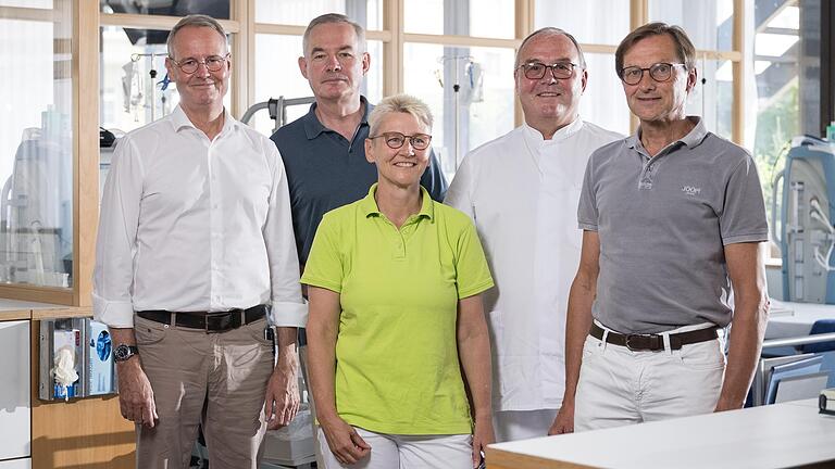 Berichten über eine dramatische Personalsituation in den Nierenzentren (v. li.): Nephrologe Dr. Kai-Olaf Netzer vom Dialyse-Zentrum in Würzburg, Prof. Christoph Wanner, Leiter der Nephrologie in der Uniklinik Würzburg, Pflegedienstleiterin Silvia Hack, Zentrumsleiter Prof. Lothar Schramm und Nephrologe Dr. Josef Zimmermann. Berichten über eine dramatische Personalsituation in den Nierenzentren (v. li.): Nephrologe Dr. Kai-Olaf Netzer vom Dialyse-Zentrum in Würzburg, Prof. Christoph Wanner, Leiter der Nephrologie in der Uniklinik Würzburg, Pflegedienstleiterin Silvia Hack, Zentrumsleiter Prof. Lothar Schramm und Nephrologe Dr. Josef Zimmermann. 
