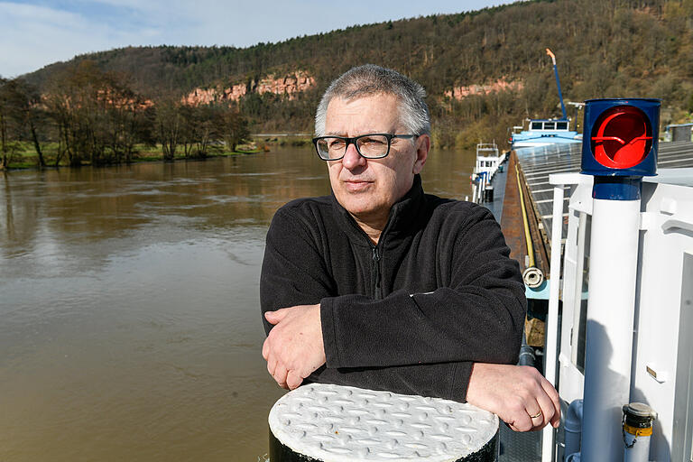 Den Main im Blick, die Sandsteine im Rücken. Mit seinem Schiff liegt Jürgen Firmbach vor Dorfprozelten (Lkr. Miltenberg). Zuhause ist der Binnenschiffer auf dem Wasser zwischen Rotterdam und Budapest.&nbsp;