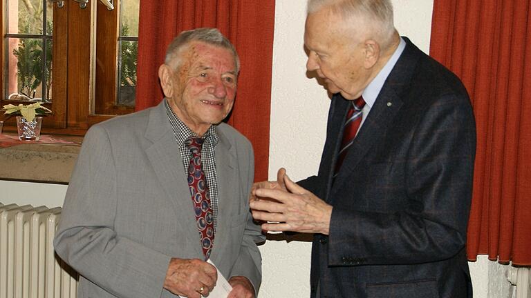 Die Erinnerung verblasst: Von 1962 bis 1974 saß der Zeiler Sozialdemokrat Heiner Schneier (links) im Landtag, von 1966 bis 1998 CSU-Mann Albert Meyer (rechts). Das Bild entstand Ende 2015 bei Schneiers 90. Geburtstag.&nbsp;