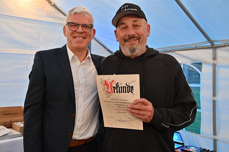 Bernhard Bauer (rechts) wurde beim Festkommers zum 100. Gründungsjubiläum des SV Wittighausen zum Ehrenmitglied ernannt, links Vorstand Gerhard Bachert. Bernhard Bauer (rechts) wurde beim Festkommers zum 100. Gründungsjubiläum des SV Wittighausen zum Ehrenmitglied ernannt, links Vorstand Gerhard Bachert.
