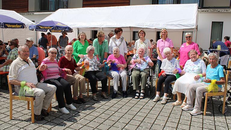 Diese Tänzerinnen und Tänzer sorgten mit ihrem Sitztanz auf dem Sommerfest für Stimmung (vorne, von links): Anton Hammerl, Erika Achter, Rosina Wolf, Helga Göbel, Erika Borst, Sieglinde Molitor, Paula Neubauer, Agatha Wecklein und Hildegard Pfister, (hinten, von links): Stefanie Reith, Sylvia Hornung, Edeltraud Baumgartl, Bettina Bärmann, Simone Falkenstein und Karin Krohe.