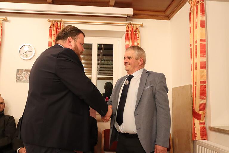 Bürgermeister Florian Hirsch (links) verabschiedet den ausscheidenden Feldgeschworenen Rudolf Schmidt, der das Amt seinem Sohn Thorsten übergab. Bürgermeister Florian Hirsch (links) verabschiedet den ausscheidenden Feldgeschworenen Rudolf Schmidt, der das Amt seinem Sohn Thorsten übergab.