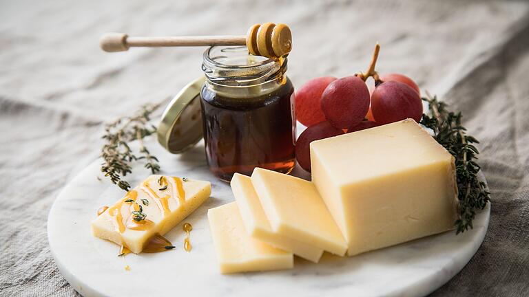 Le Gruyere mit Waldhonig       -  Besitzt der Käse einen ausgeprägten Geschmack, sollte man kein Chutney mit zu vielen Geschmacksrichtungen dazu reichen, sondern eher einen Honig. Was super passt, ist ein länger gereifter Gruyère mit Waldhonig.