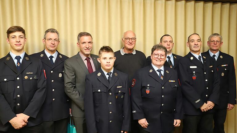 Die Geehrten und die neu aufgenommenen Mitglieder der Feuerwehr Hafenlohr mit Vorstand und Kommandanten sowie Bürgermeister Thorsten Schwab. Die Geehrten und die neu aufgenommenen Mitglieder der Feuerwehr Hafenlohr mit Vorstand und Kommandanten sowie Bürgermeister Thorsten Schwab.