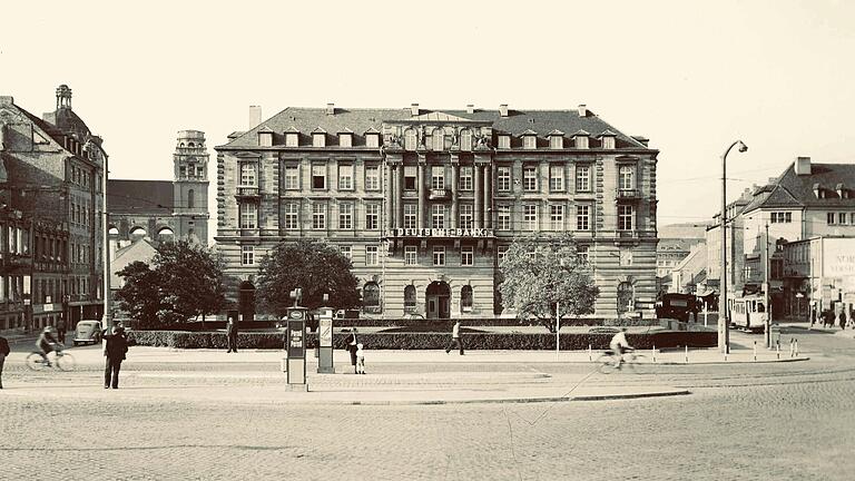 Nachdem die Deutsche Bank an die Juliuspromenade umgezogen war, riss man das wiederaufgebaute Buchnersche Palais mit seiner Neorenaissancefassade 1971 ab, um Platz für den Neubau des Textilunternehmens C&amp;A zu schaffen. Dies rief lautstarke, aber ergebnislose Proteste in der Bürgerschaft hervor. Das Bild stammt aus dem Jahr 1957.