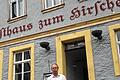 Ars musica Johannes Wolf       -  Johannes Wolf, Mitinitiator und treibende Kraft von Ars Musica Aub, vor dem Zentrum der Kulturinitiative: dem von Architekt Felix Tannenberg renovierten Anwesen am Marktplatz 3 in Aub. Seit nunmehr 25 Jahren ist das ehemalige &bdquo;Gasthaus zum Hirschen&ldquo; ein Ort, an dem Künstler und Kulturliebhaber zusammentreffen &ndash; zu Konzerten, Lesungen, Tanz- und Theateraufführungen.