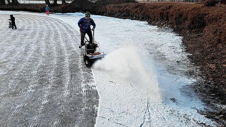 Eislaufen auf dem Mühlweiher       -  (la)   Rechtzeitig zum Wochenende war er bestens präpariert, der Mühlweiher bei Dürrfeld. Dank des Dauerfrosts in den letzten Wochen hatte sich auf dem See eine dicke und tragende Eisschicht gebildet, die zum Eislaufen und Hockeyspielen einlud. Alt und Jung nutzten diese Gelegenheit. Und wer selbst keine Kufen an den Füßen hatte, beobachtete das Geschehen auf dem Eis als Zuschauer. Im Herbst wird der Wasserspiegel des von der Anglergemeinschaft Grettstadt-Dürrfeld genutzten Weihers an der Ortsausfahrt in Richtung Prosselsheim stets abgesenkt. So lange zugefroren wie jetzt war der Teich in den letzten Jahren jedoch nicht.