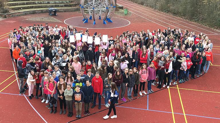 Einen 'Flashmob' veranstaltete die Schülermitverantwortung der Florentini-Schule Gemünden zum Valentinstag.