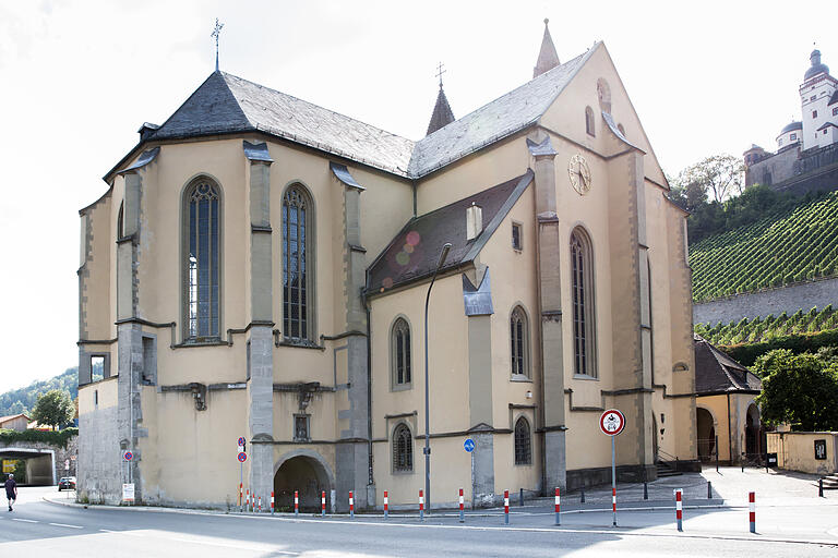 Die Burkarder Kirche, vorn der Durchgang unter dem Altarraum. Die Burkarder Kirche, vorn der Durchgang unter dem Altarraum.