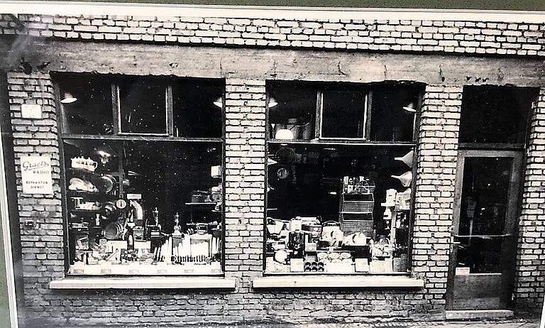 Schon vor über 50 Jahren gab es im Schaufenster allerhand Backzubehör zu bestaunen.