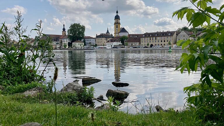 Eine idyllische Umgebung für ein wichtiges Fest im Leben: Am 23. Juli gibt es in Kitzingen ein Tauffest am Main.