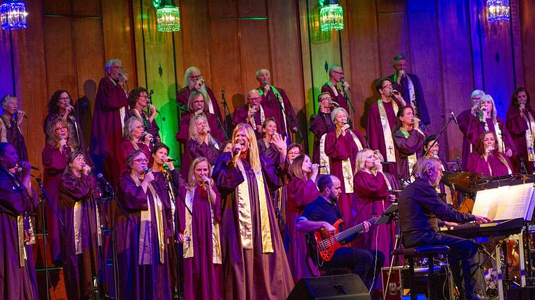 Der Chor in den bekannten weinroten Talaren       -  Der Chor in den bekannten weinroten Talaren