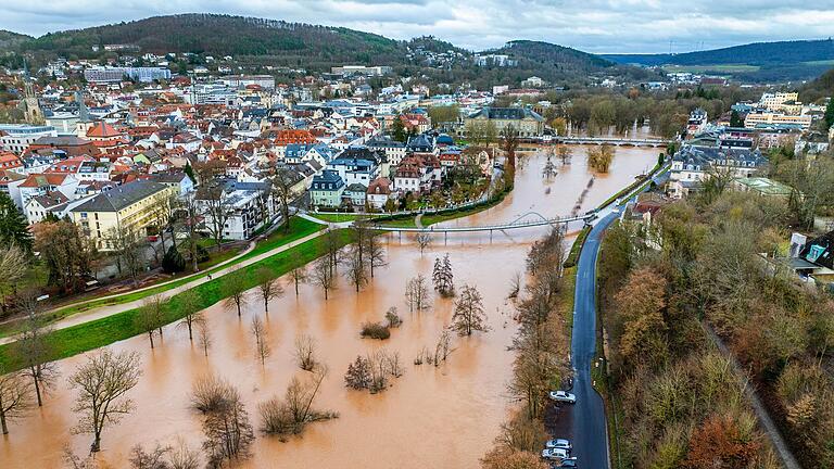 Die Fränkische Saale ist in Bad Kissingen am Mittwoch, 3. Januar, stark über die Ufer getreten.