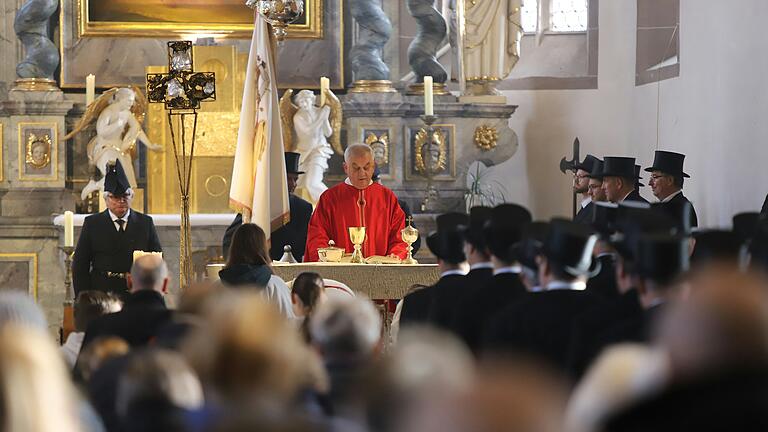 In Vertretung des erkrankten&nbsp;Monsignore Günter Putz zelebrierte Pfarrer Stefan Mai den Festgottesdienst&nbsp;in der Kirche St. Peter und Paul.