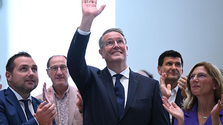 Sondersitzung Landtag Rheinland-Pfalz - Der neue Ministerpräsident Alexander Schweitzer (SPD) winkt nach seiner Wahl. Sondersitzung Landtag Rheinland-Pfalz - Der neue Ministerpräsident Alexander Schweitzer (SPD) winkt nach seiner Wahl.