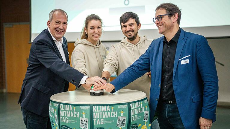 Eröffnung des ClimateHub Würzburg durch (von links) Stefan Schindler (Vorstandsvorsitzender der Sparda-Bank Nürnberg eG), Sophia Thomas (ClimateHub Würzburg), Sebastian Radbruch (ClimateHub Würzburg) und Martin Heilig (Klimabürgermeister)