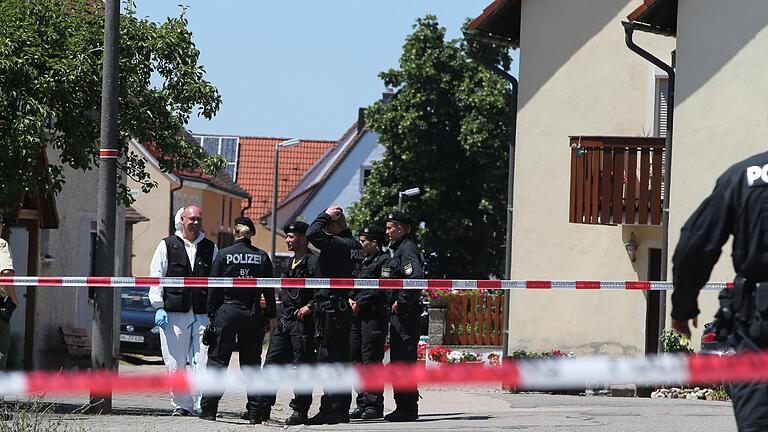 Autofahrer erschießt bei Amoklauf zwei Menschen       -  Polizeibeamte stehen am 10.07.2015 an einem Tatort in Tiefenthal-Leutershausen bei Ansbach (Bayern). Ein Amokläufer hat dort mindestens zwei Menschen getötet. Die Polizei konnte den mutmaßlichen Täter kurz darauf festnehmen.