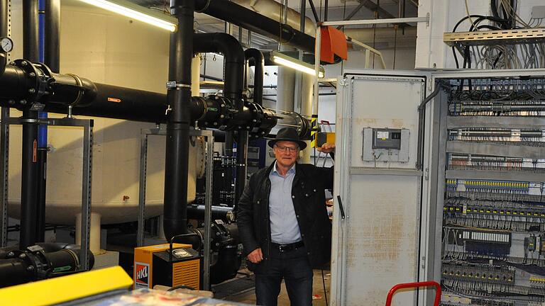 Mannshoch stand in der Nacht zum Pfingstmontag das Wasser im Technikraum des Hofheimer Freibads, weil eine Druckleitung brach. Verteilerschränke, Umwälzpumpen und andere Technikbauteile gingen kaputt. Ob die Freibadsaison damit schon vorbei ist, bevor sie überhaupt begonnen hat, kann Bürgermeister Wolfgang Borst derzeit noch nicht sagen.