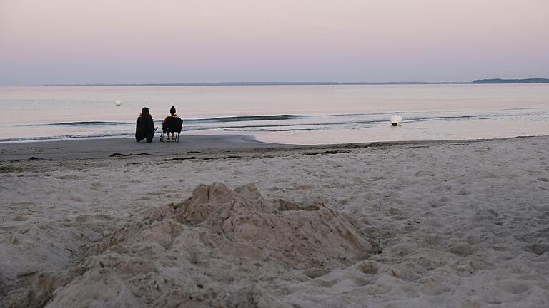 Vor die Strandruhe hat der Bahnstreik überfüllte Züge gesetzt.