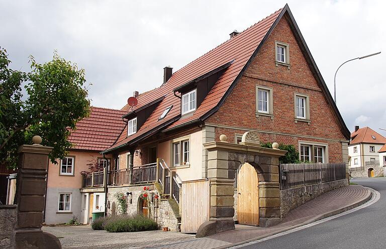 Dieser Dreiseithof mit Sichtziegelmauerwerk in Schwemmelsbach zieht auch durch sein Steintor mit Pfeilern, Kugeln und Bekrönung die Blicke auf sich. Dieser Dreiseithof mit Sichtziegelmauerwerk in Schwemmelsbach zieht auch durch sein Steintor mit Pfeilern, Kugeln und Bekrönung die Blicke auf sich.