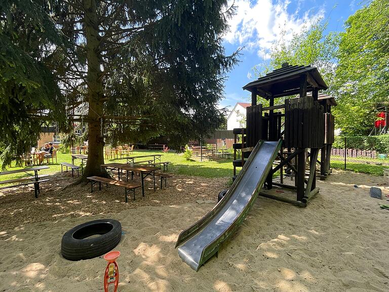 Auch für die Kleinen ist gesorgt– Kinder können sich auf dem Spielplatz im Biergarten austoben.