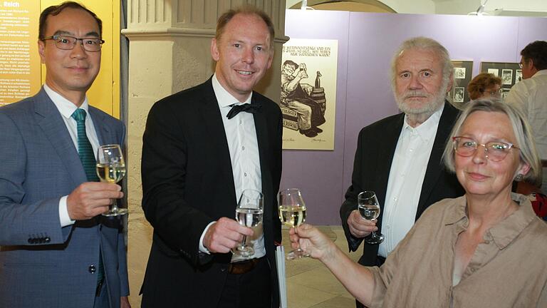 Anstoßen auf eine gelungene Ausstellungseröffnung mit dem Generaldirektor der Taipeh-Vertretung in München, Ian-Tsing Dieu, Kitzingens Oberbürgermeister Stefan Güntner und den Ausstellungsmachern Klaus Christof und Renate Haass.