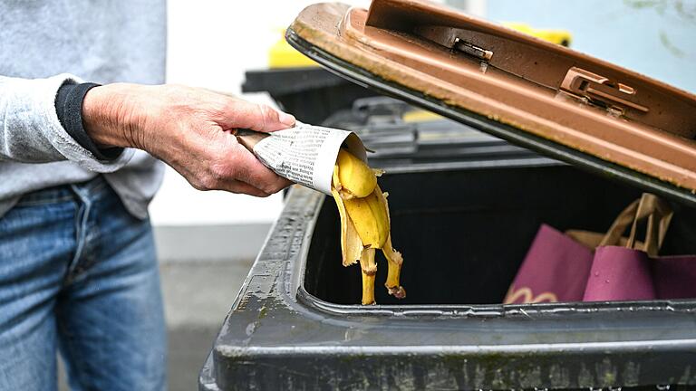 Altes Obst und Gemüse, am besten wie hier in Papier gewickelt, gehört in die Biotonne. Weil in Gerolzhofen aber besonders viel im Biomüll landet, was da nicht hingehört, nimmt die Stadt jetzt an der 'Biomüll-Challenge' teil. (Symbolbild)