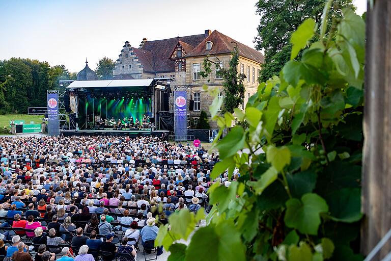 Da saßen sie noch: Im Verlauf des Abends riss Haindling sein Publikum von den Stühlen. Da saßen sie noch: Im Verlauf des Abends riss Haindling sein Publikum von den Stühlen.