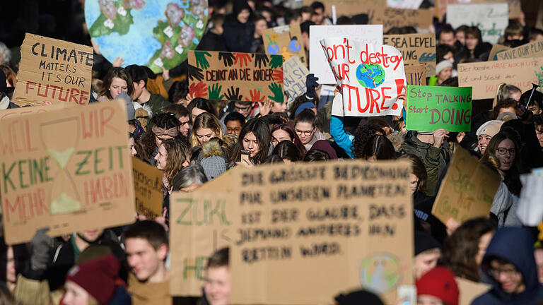 Um die 1000 Schülerinnen und Schüler demonstrierten erstmals am 18. Januar in der Würzburger Innenstadt gegen den Klimawandel und dessen Folgen - damals während ihrer Schulzeit. Die nachfolgenden Demos sollen nach der Schulzeit stattfinden - das aber ist der falsche Weg, findet unsere Autorin.