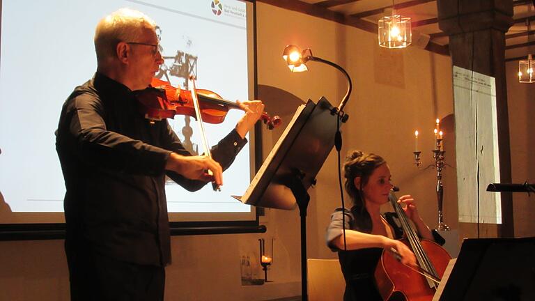 Das 'Duo Cremona' mit Professor Sebastian Kerber und Monika Gaggia begeisterte die vielen Besucher im Konzertsaal des Klosters Wechterswinkel.