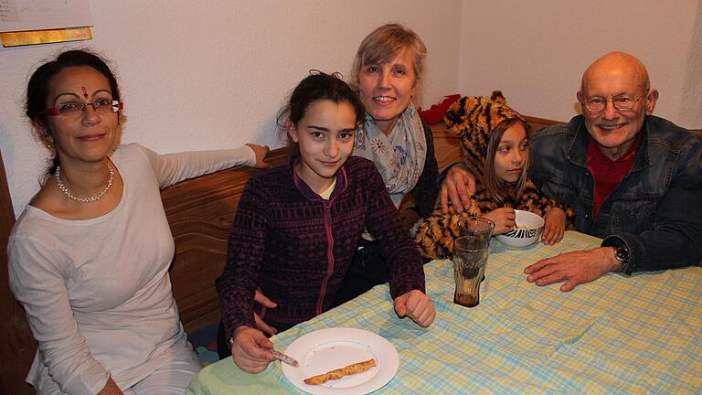 Rüdiger Nehberg nahm die Einladung auf ein indisches Abendessen nach seinem Auftritt in der Lohrer Stadthalle gemeinsam mit seiner Frau Annette (Mitte) bei der Lohrer Familie Zagel gerne an.