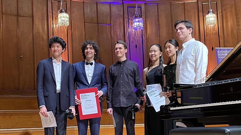 Im Max-Littmann-Saal ging ein äußerst erfolgreicher Kissinger KlavierOlymp zu Ende. Unser Bild zeigt (von links): Tony Siqi Yun (2. Platz/ Publikumspreis), Roman Borisov (1.), Lukas Sternath, Suah Ye, Lauren Zhang und Ariel Lanyi (3.) .       -  Im Max-Littmann-Saal ging ein äußerst erfolgreicher Kissinger KlavierOlymp zu Ende. Unser Bild zeigt (von links): Tony Siqi Yun (2. Platz/ Publikumspreis), Roman Borisov (1.), Lukas Sternath, Suah Ye, Lauren Zhang und Ariel Lanyi (3.) .