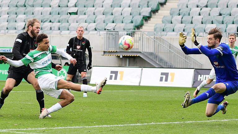 An ihm lag's nicht: FC-05-Keeper Bennet Schmidt klärt gegen den Fürther Alexander Beusch, die Schweinfurter Kristian Böhnlein (links) und Benjamin Hadzic (Torschütze zum 2:2-Endstand) können nicht eingreifen.