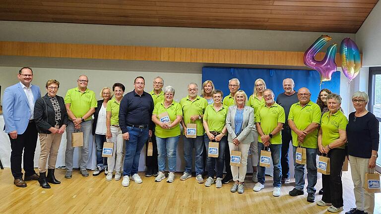 Langjährige Mitwirkende der Linsenspitzer-Theatergruppe wurden beim Ehrennachmittag des Musikvereins Karlburg ausgezeichnet.