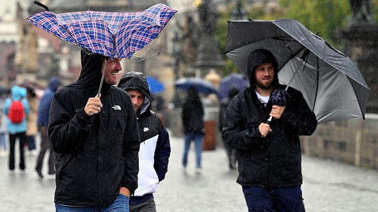 Die Ausläufer des Hurrikans 'Kirk' bringen Regen und stürmisches Wetter nach Unterfranken (Symbolbild). Die Ausläufer des Hurrikans 'Kirk' bringen Regen und stürmisches Wetter nach Unterfranken (Symbolbild). 