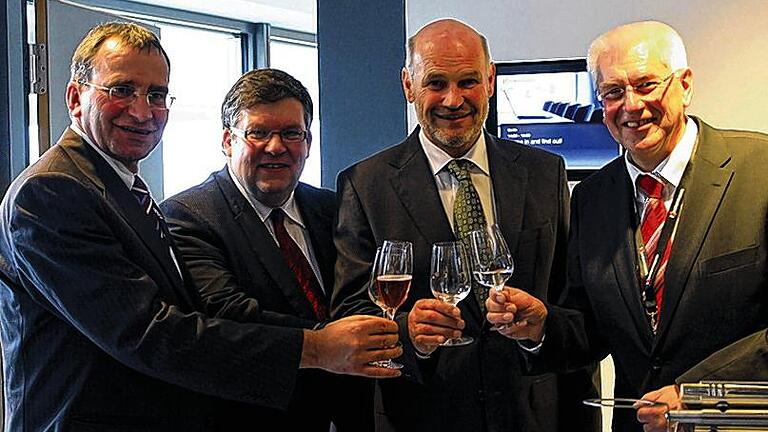 Prost: Aufs neue Haus stoßen an (von links) der Bundestagsabgeordnete Paul Lehrieder, der Landtagsabgeordnete Volkmar Halbleib, Landrat Eberhard Nuß und Kindermann-Geschäftsführer Paulinus Hohmann.