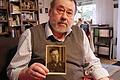 Günther Schäfer mit einem Foto seines Vaters Edmund, der im Krieg Tagebuch geführt hat.