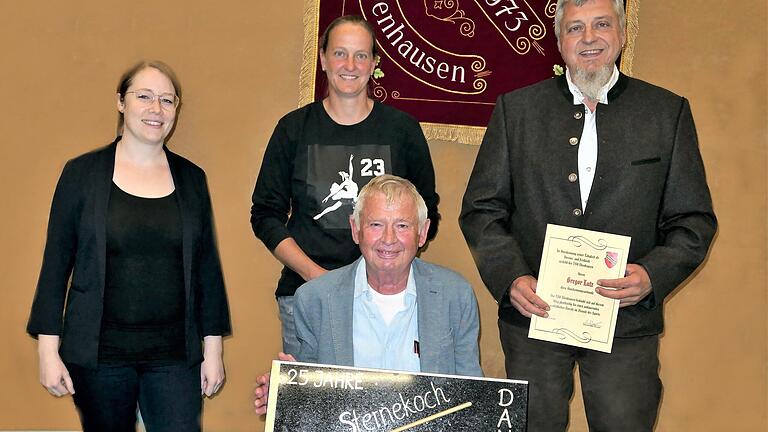 Viel geleistet beim TSV haben (hinten von links) Eva-Maria Moritz, Bärbel Gunreben und Gregor Lutz ( Anerkennungsurkunde) und vorne sitzend mit dem 'Goldenen  Kochlöffel' und der TSV-Verdienstnadel ausgezeichnet Gerhard Zitzmann.       -  Viel geleistet beim TSV haben (hinten von links) Eva-Maria Moritz, Bärbel Gunreben und Gregor Lutz ( Anerkennungsurkunde) und vorne sitzend mit dem 'Goldenen  Kochlöffel' und der TSV-Verdienstnadel ausgezeichnet Gerhard Zitzmann.