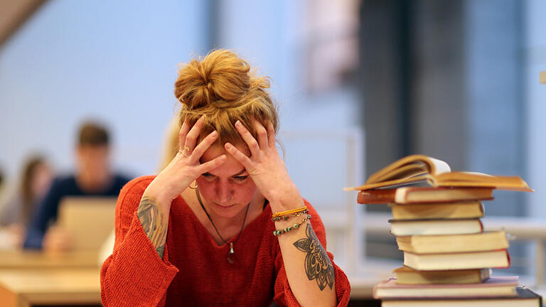 Studienstress.jpeg       -  Manchmal fühlt man sich in der Studienzeit einfach überfordert. Man sollte sich aber nicht stressen lassen.