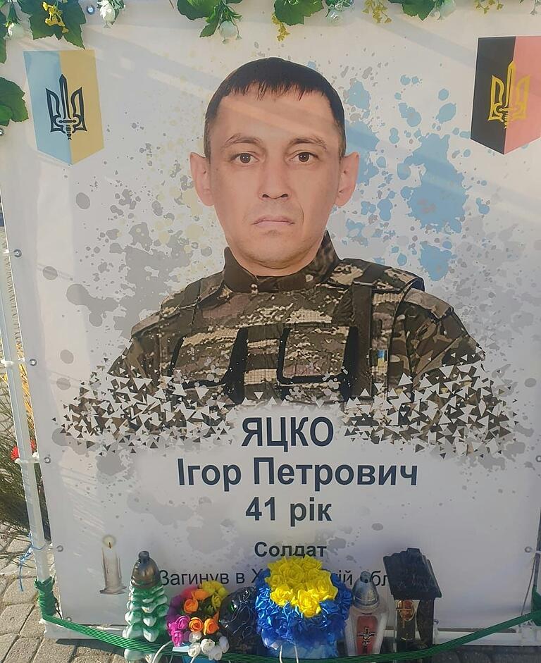 Ihor Jazko ist eines der ungezählten Opfer des Ukraine-Krieges. Natascha Göbs Cousin ist im Dezember 2023 in Cherson gefallen. Ihor Jazko ist eines der ungezählten Opfer des Ukraine-Krieges. Natascha Göbs Cousin ist im Dezember 2023 in Cherson gefallen.