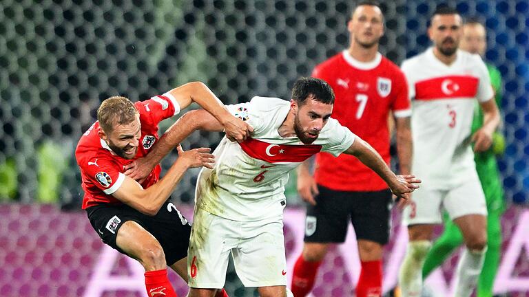 Türkei-Spieler Orkun Kökcü       -  Der Türke Orkun Kökcü (M) wird das Spiel gegen die Niederlande verpassen.