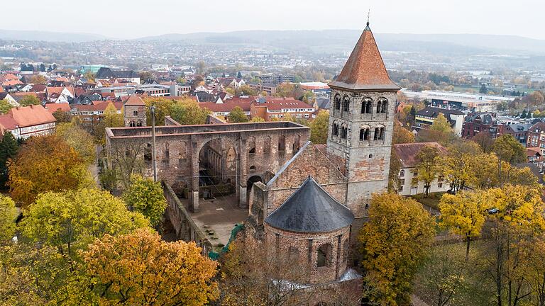 Stiftsruine in Bad Hersfeld - Die größte romanische Kirchenruine nördlich der Alpen ist heute besonders als Spielstätte der Bad Hersfelder Festspiele bekannt. Dort findet am Freitag die Premiere des Stücks „Wie im Himmel” statt. (Archivbild) Stiftsruine in Bad Hersfeld - Die größte romanische Kirchenruine nördlich der Alpen ist heute besonders als Spielstätte der Bad Hersfelder Festspiele bekannt. Dort findet am Freitag die Premiere des Stücks „Wie im Himmel” statt. (Archivbild)