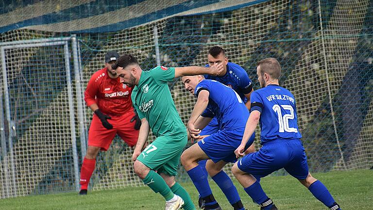 Die Spiele der Kreisklasse Rhön       -  Gleich drei Sulzthaler beschäftigt hier Steffen Schmidt vor VfR-Keeper Felix Neder. Was nichts daran ändert, dass der Spieler der SG Hammelburg mit seinem Team chancenlos war.